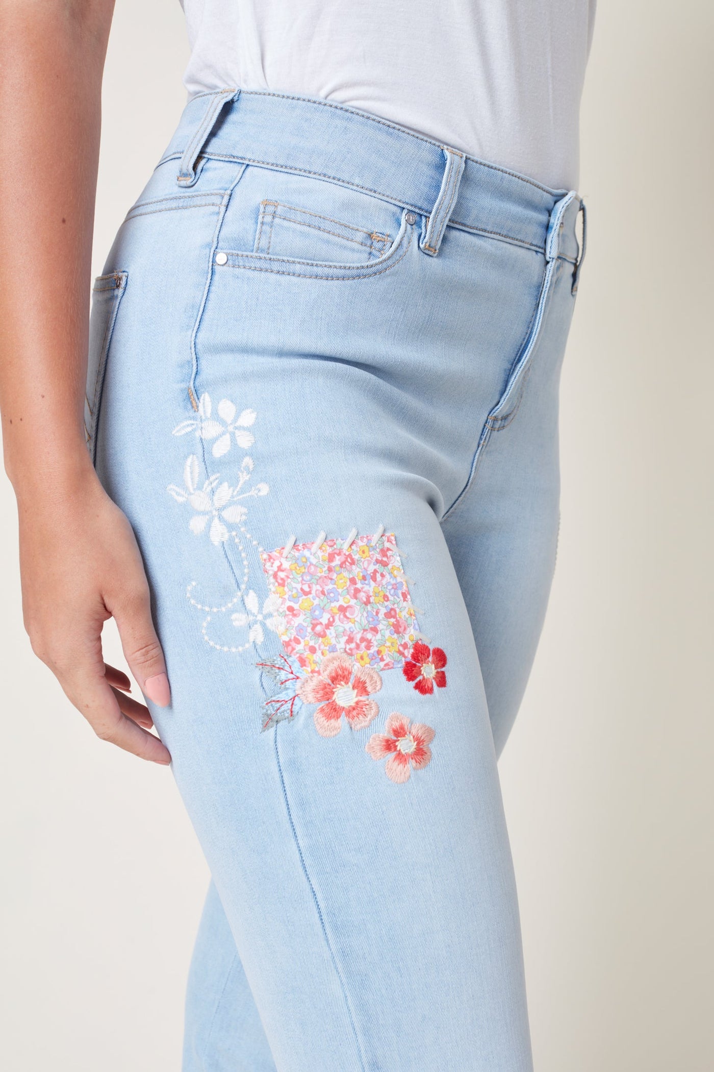 Renuar Pant - Floral Motif Crop - Bleached Wash